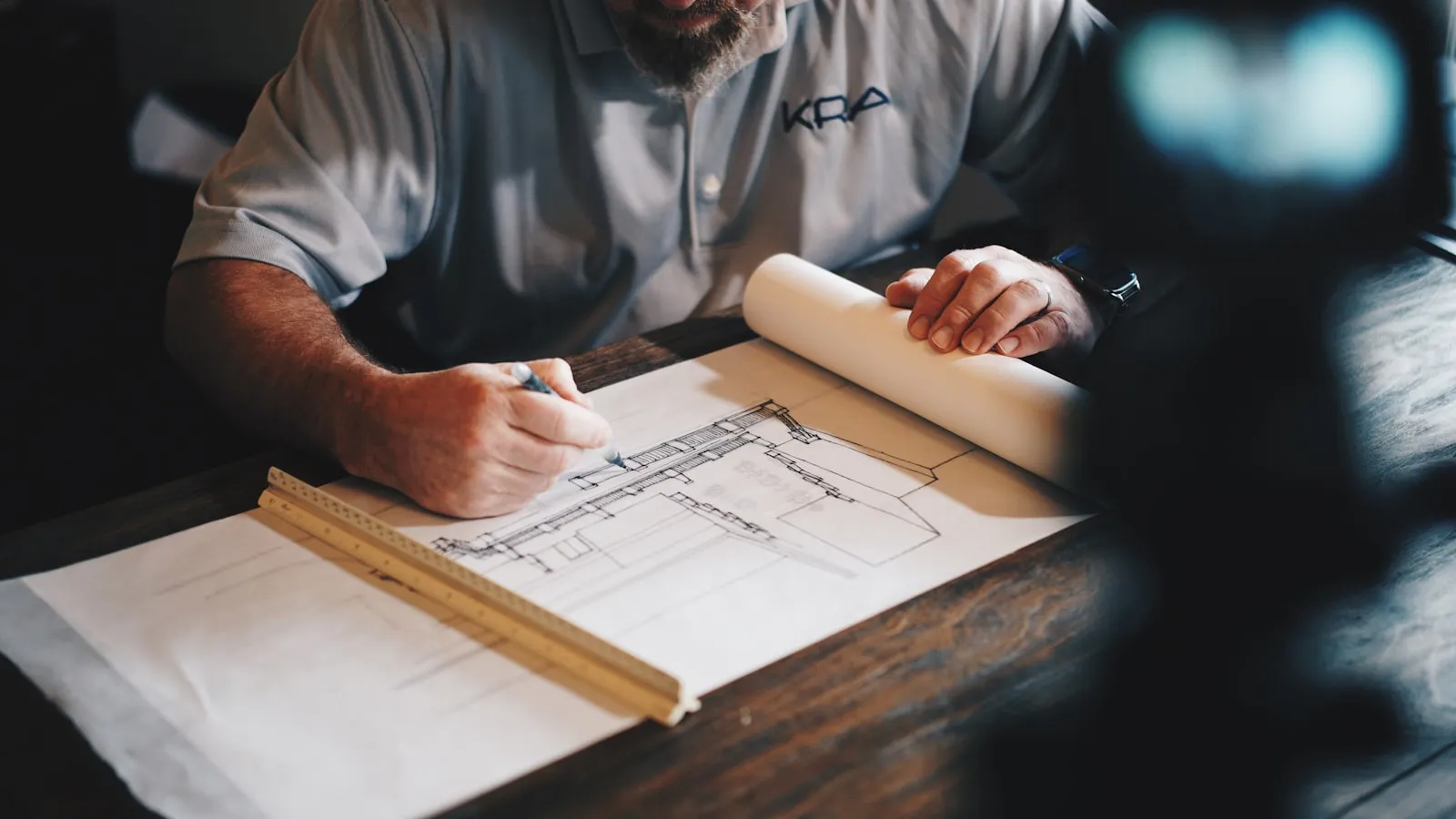 Handzeichnung eines Bauplans mit Lineal und Stift
